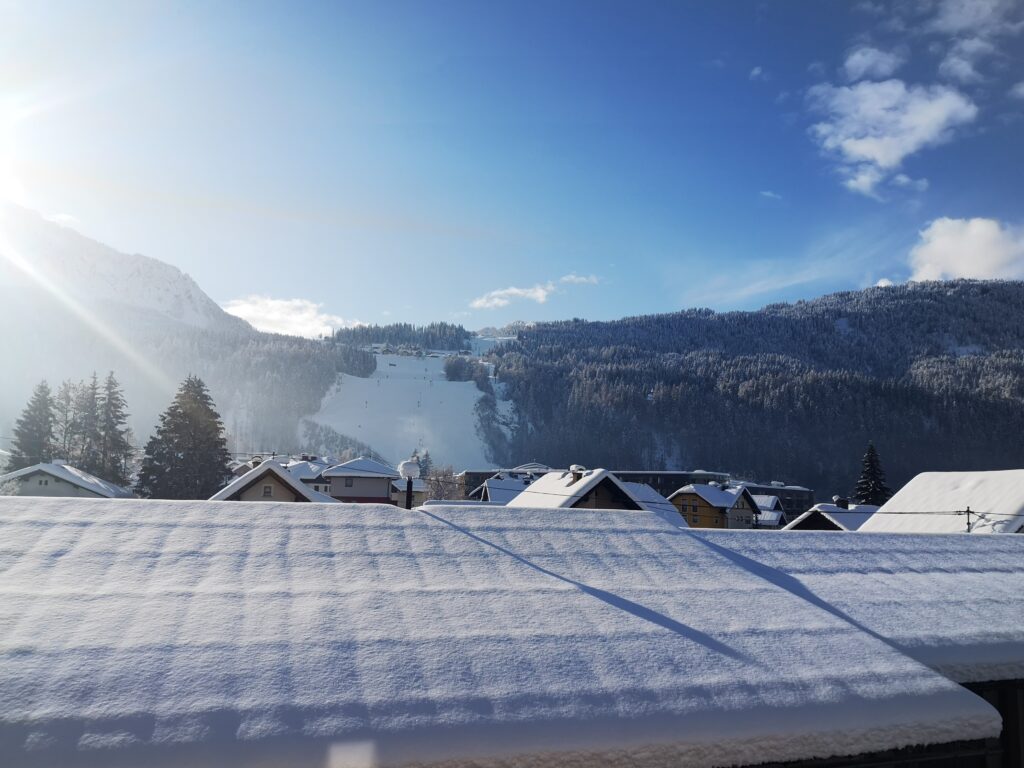Haus-Scheiblauer-App.-16_-Aussicht-auf-die-Piste-view-onto the slope